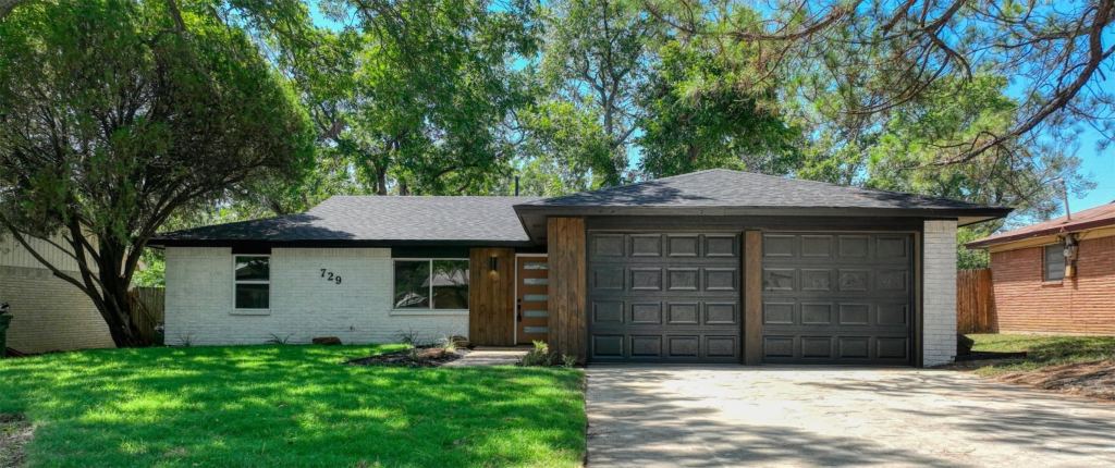729 Oakwood Avenue, Hurst, TX 76053 — photo 1