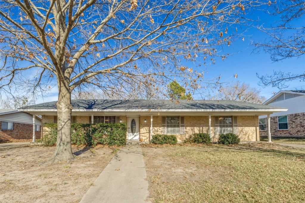 1405 Lakewood Drive, Sherman, TX 75092 — photo 1