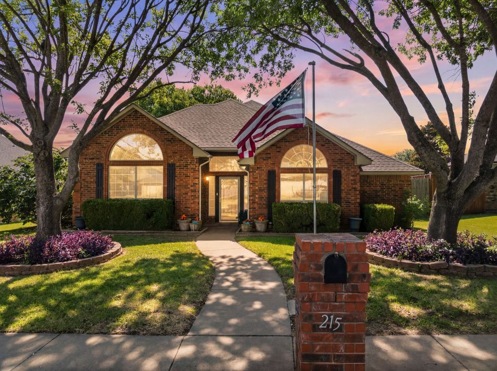 215 Sioux Drive, Waxahachie, TX 75165 — photo 1