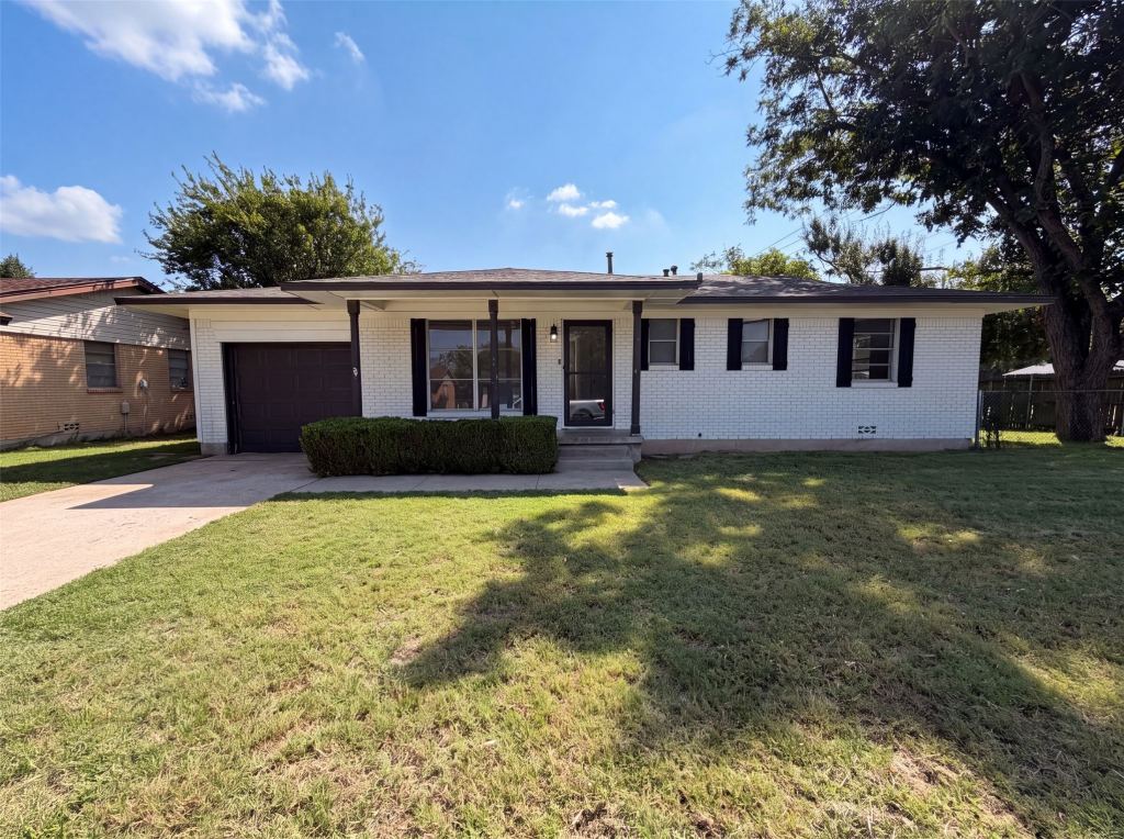 1213 S Ridgeway Drive, Cleburne, TX 76033 — photo 1
