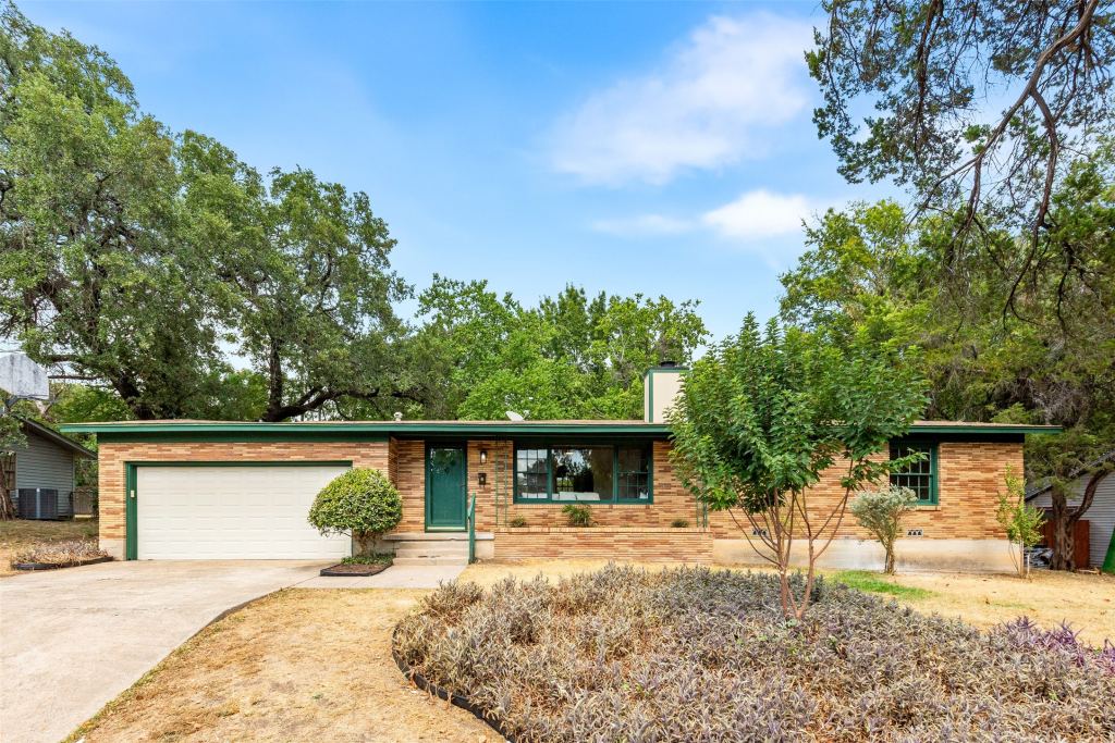 4601 Robinwood Drive, Waco, TX 76708 — photo 1