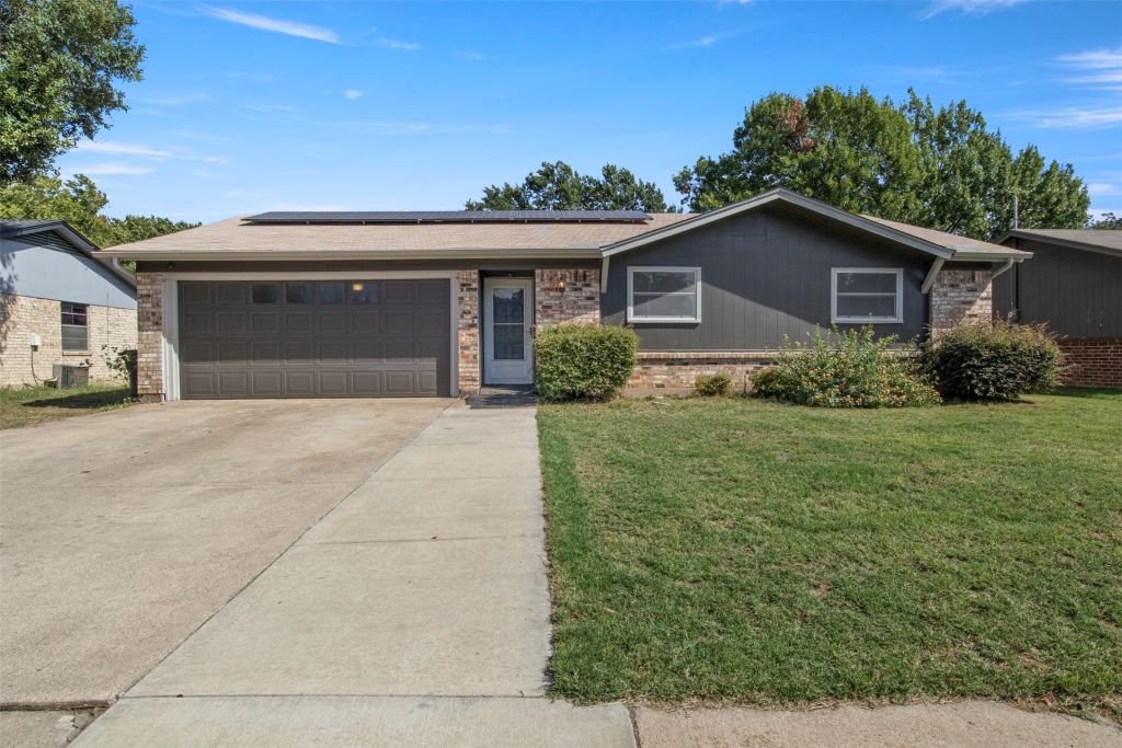 2523 Avonhill Drive, Arlington, TX 76015 — photo 1