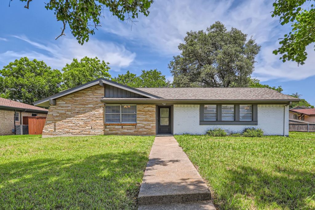 2309 Woodlawn Drive, Ennis, TX 75119 — photo 1