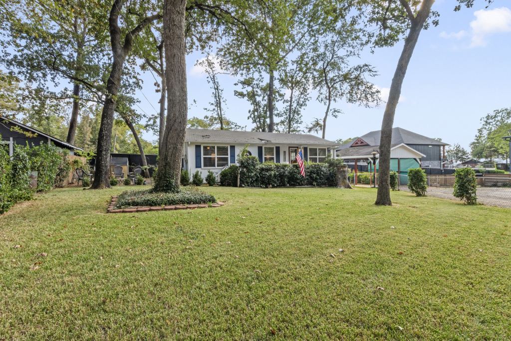 303 S Bay Circle, Mabank, TX 75156 — photo 1