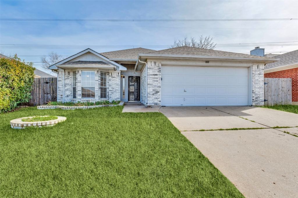 800 Ponselle Drive, Arlington, TX 76001 — photo 1