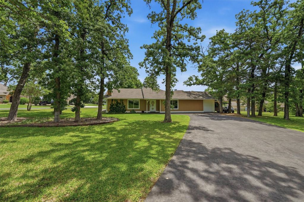 100 Cayuga Cove, Lake Kiowa, TX 76240 — photo 1