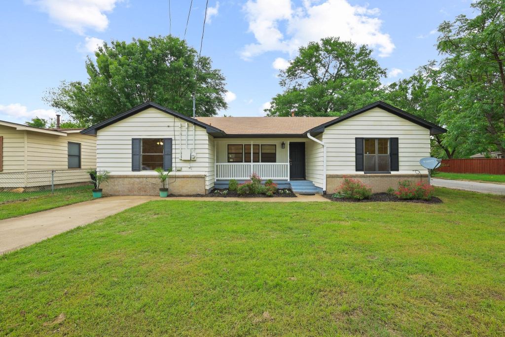 2401 Sunset Street, Denison, TX 75020 — photo 1