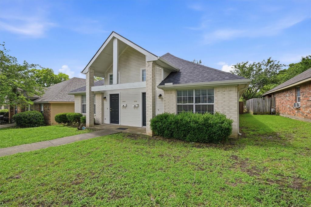 906 W Houston Street, Sherman, TX 75092 — photo 1