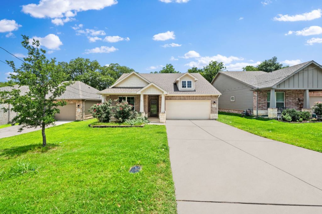 913 Sayle, Greenville, TX 75401 — photo 1