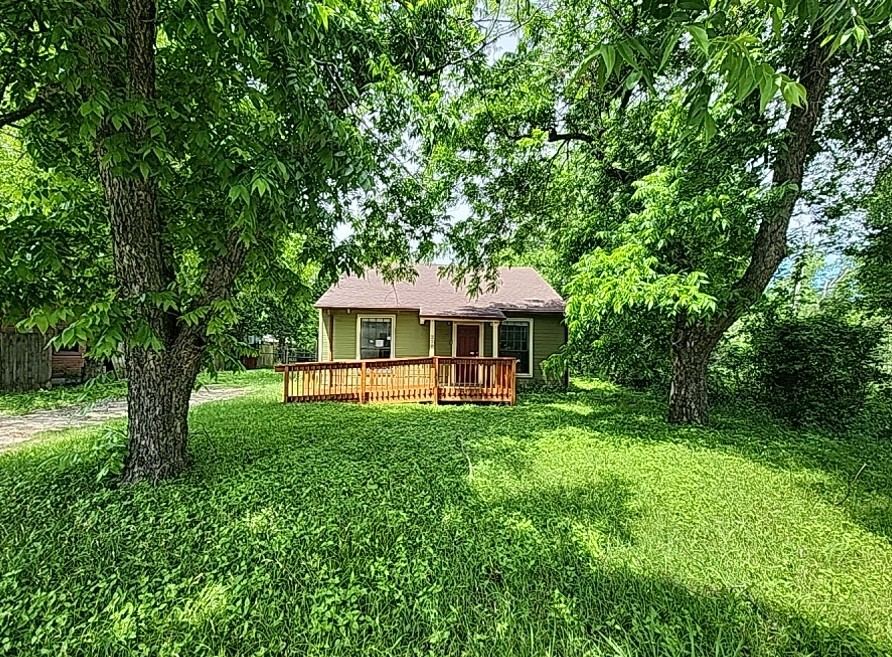 218 S Buffalo Avenue, Cleburne, TX 76033 — photo 1