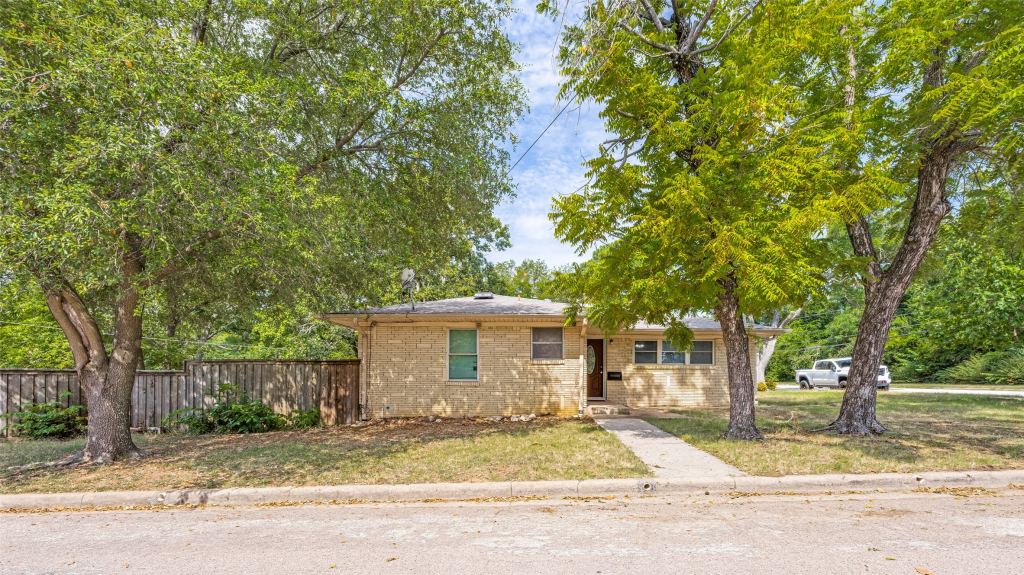 1600 W Hull Street, Denison, TX 75020 — photo 1