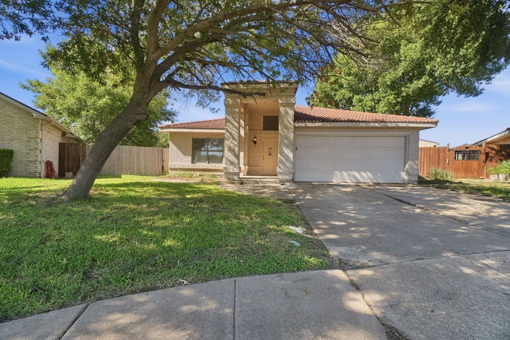 6000 Lavaca Drive, Arlington, TX 76018 — photo 1