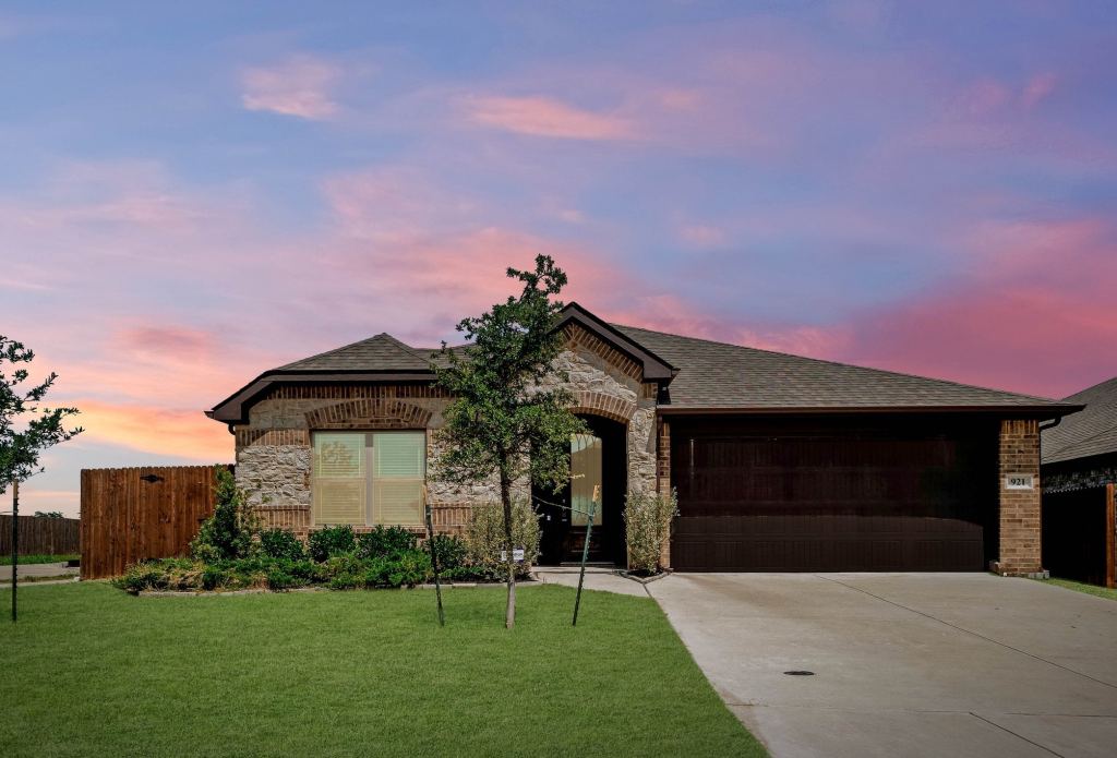 921 Amberwood Drive, Godley, TX 76044 — photo 1