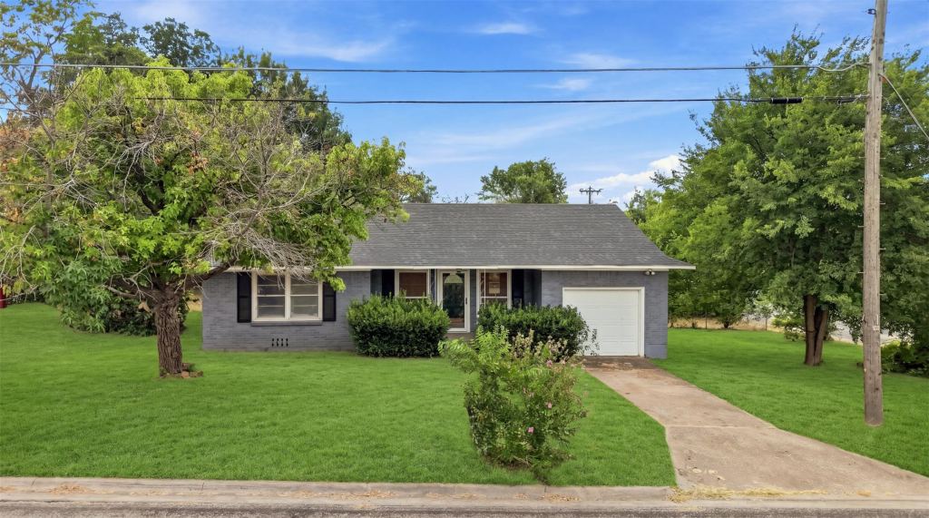 1804 E Wells Avenue, Sherman, TX 75090 — photo 1