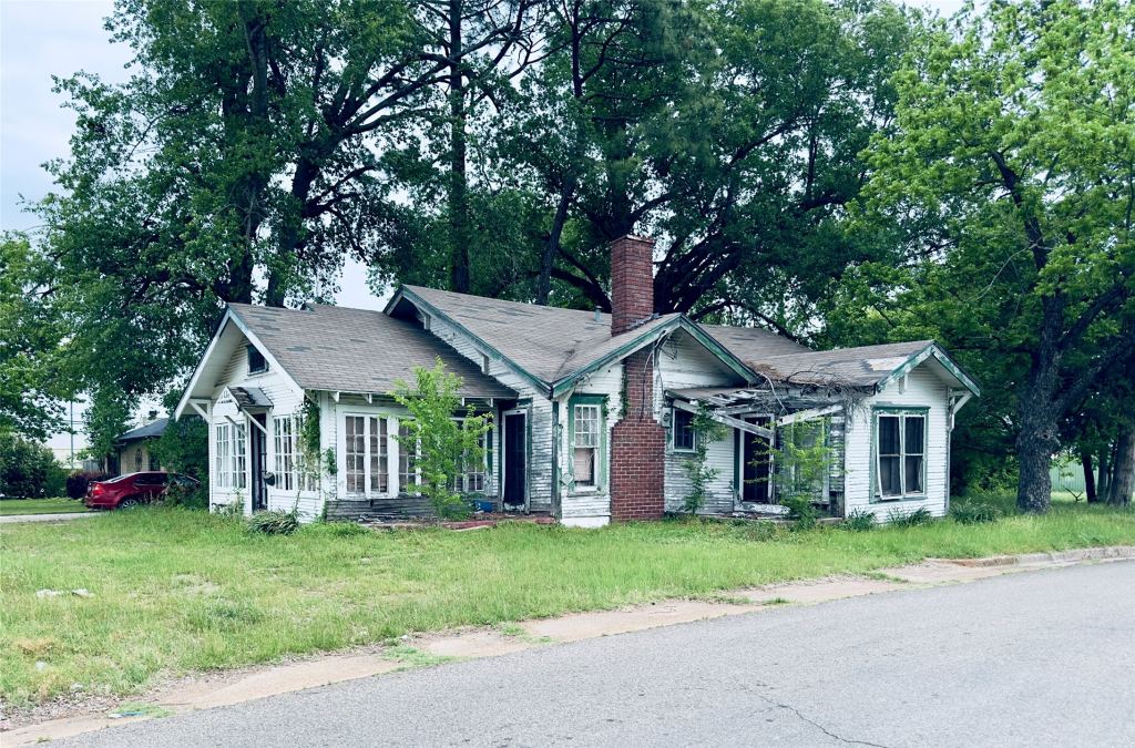 208 Texas Street, Sulphur Springs, TX 75482 — photo 1