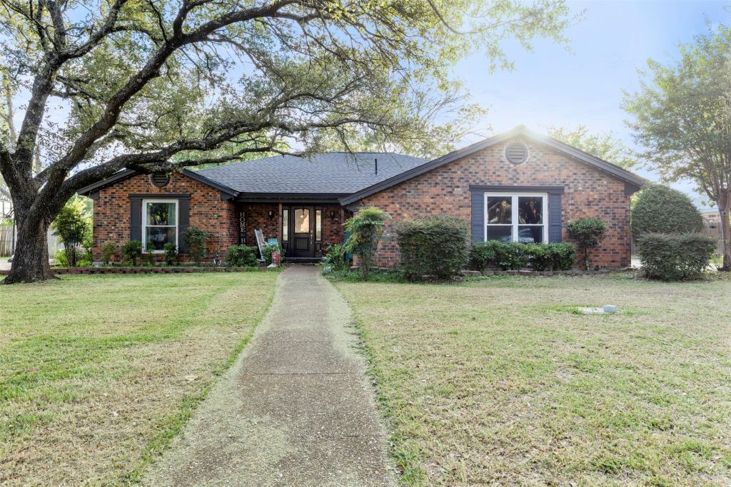 900 Stonelake Drive, Cleburne, TX 76033 — photo 1