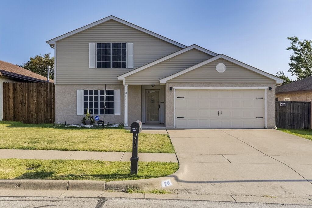 211 Faircrest Drive, Arlington, TX 76018 — photo 1