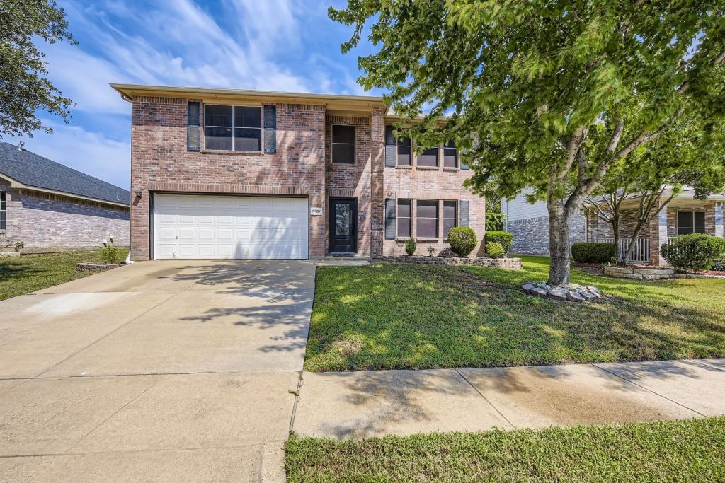7107 Chambers Creek Lane, Arlington, TX 76002 — photo 1