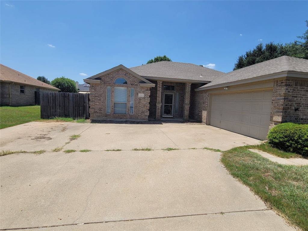 205 Willow Creek Drive, Weatherford, TX 76085 — photo 1