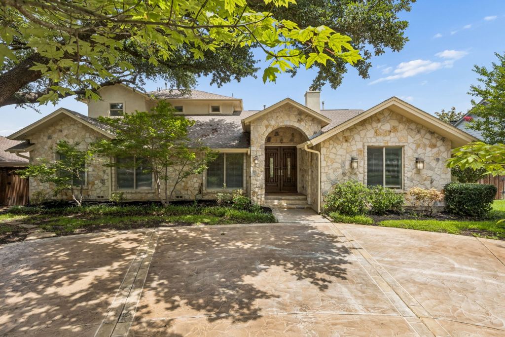 7635 Tanglecrest Drive