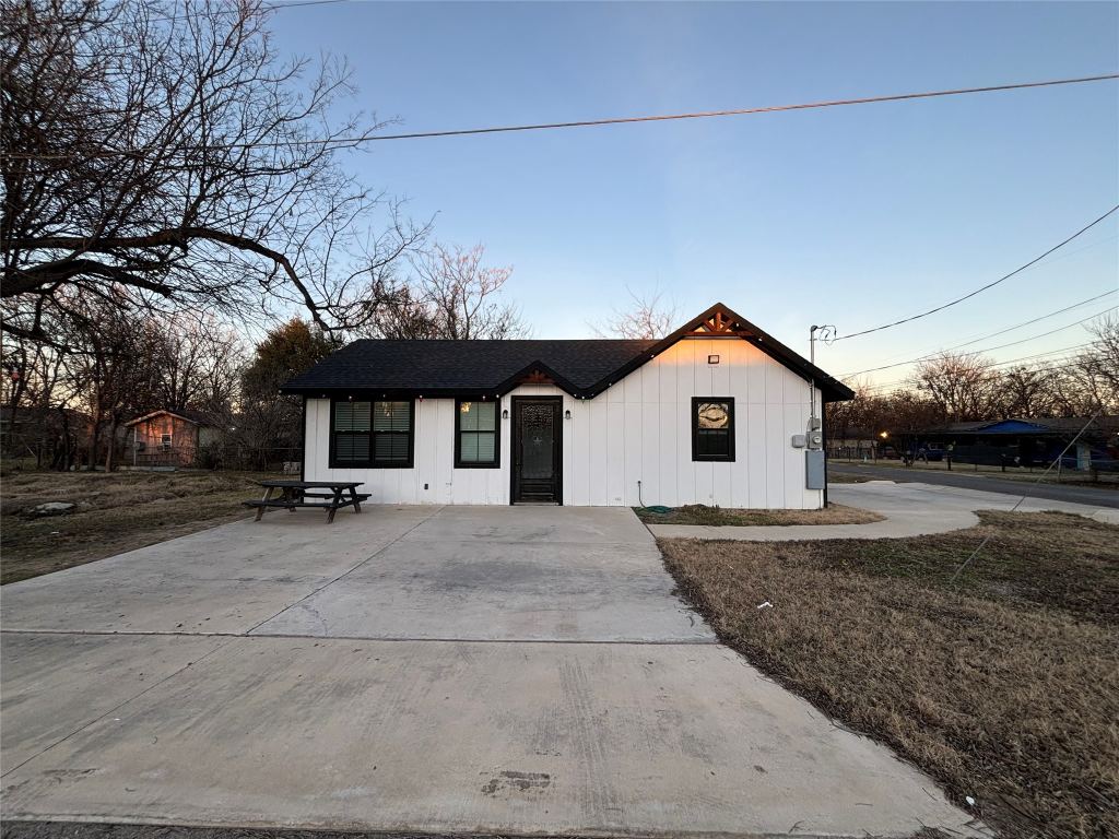 300 Avenue B, Ennis, TX 75119 — photo 1