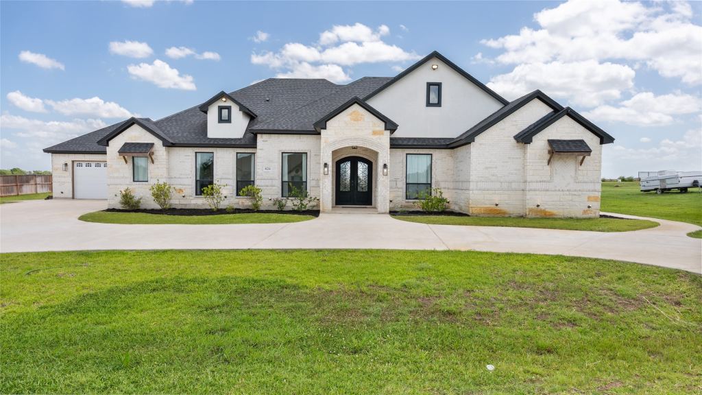 8224 Harvest Drive, Grandview, TX 76050 — photo 1