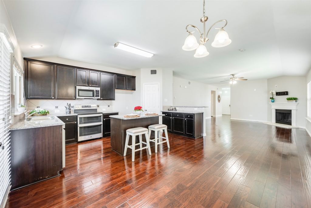 4521 Lakeside Hollow Street