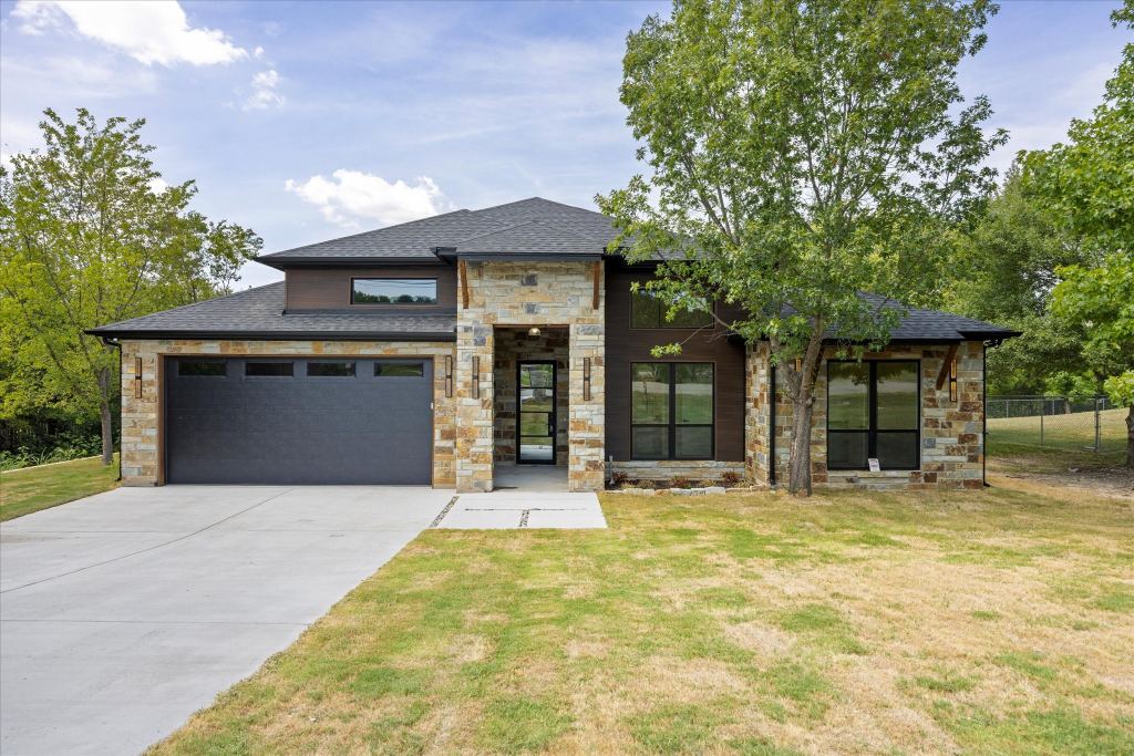 210 Knob Hill Drive, Granbury, TX 76048 — photo 1
