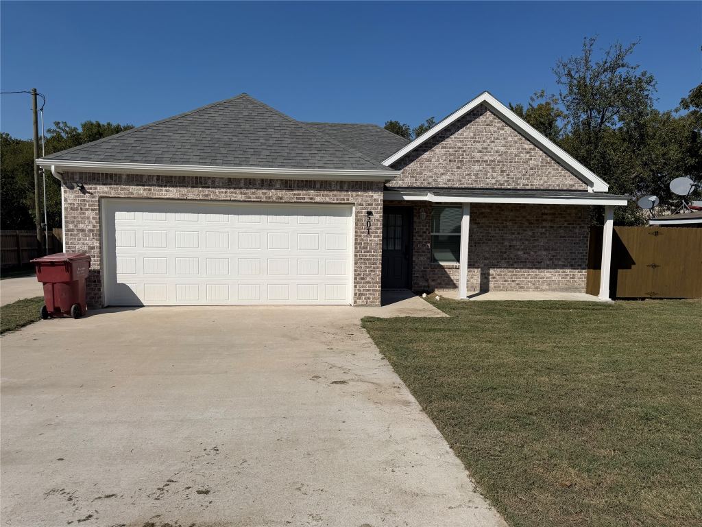 501 E 15th Street, Bonham, TX 75418 — photo 1