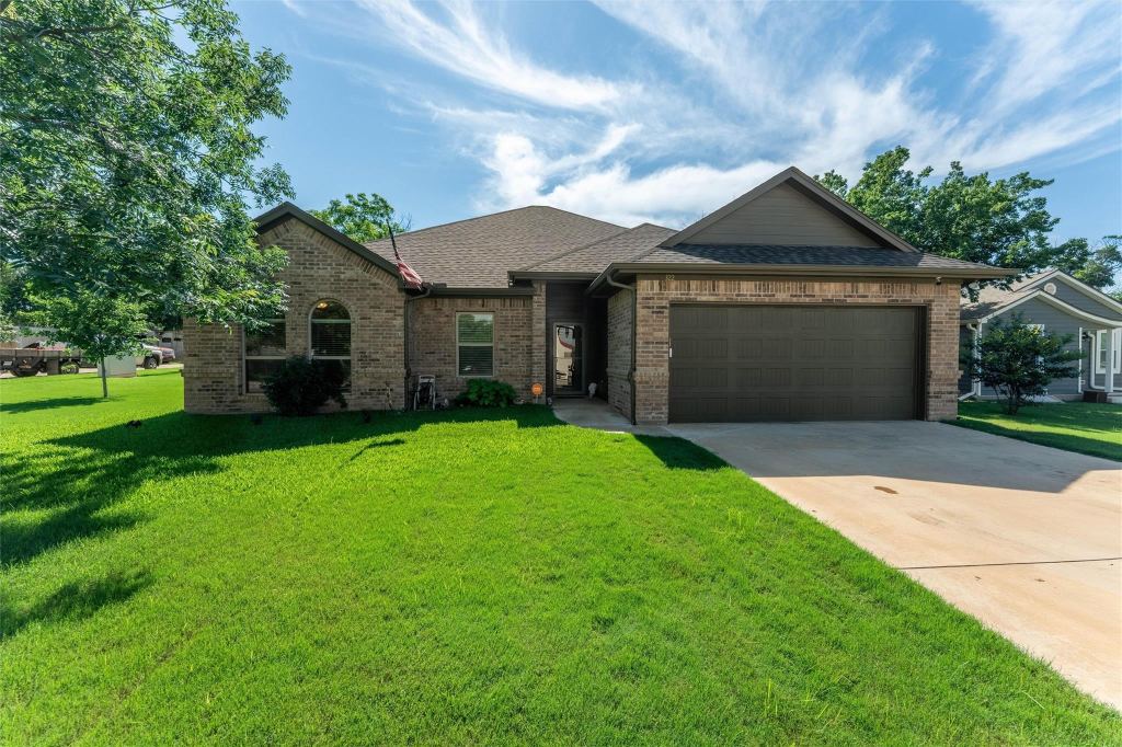 322 S Bowie Drive, Weatherford, TX 76086 — photo 1