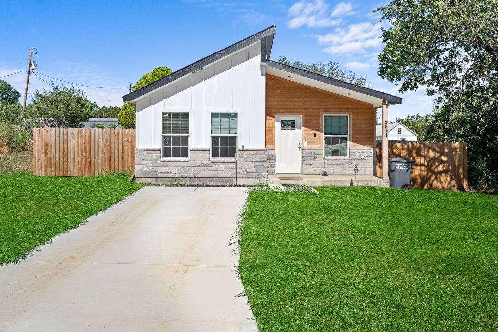 5811 Lake Granbury Trail, Granbury, TX 76048 — photo 1