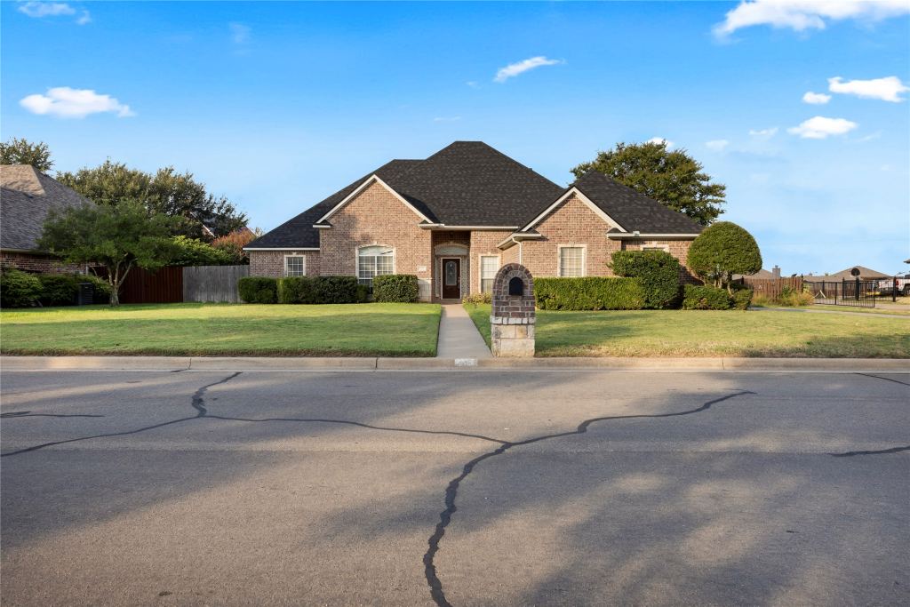 706 Meadowview, Cleburne, TX 76033 — photo 1