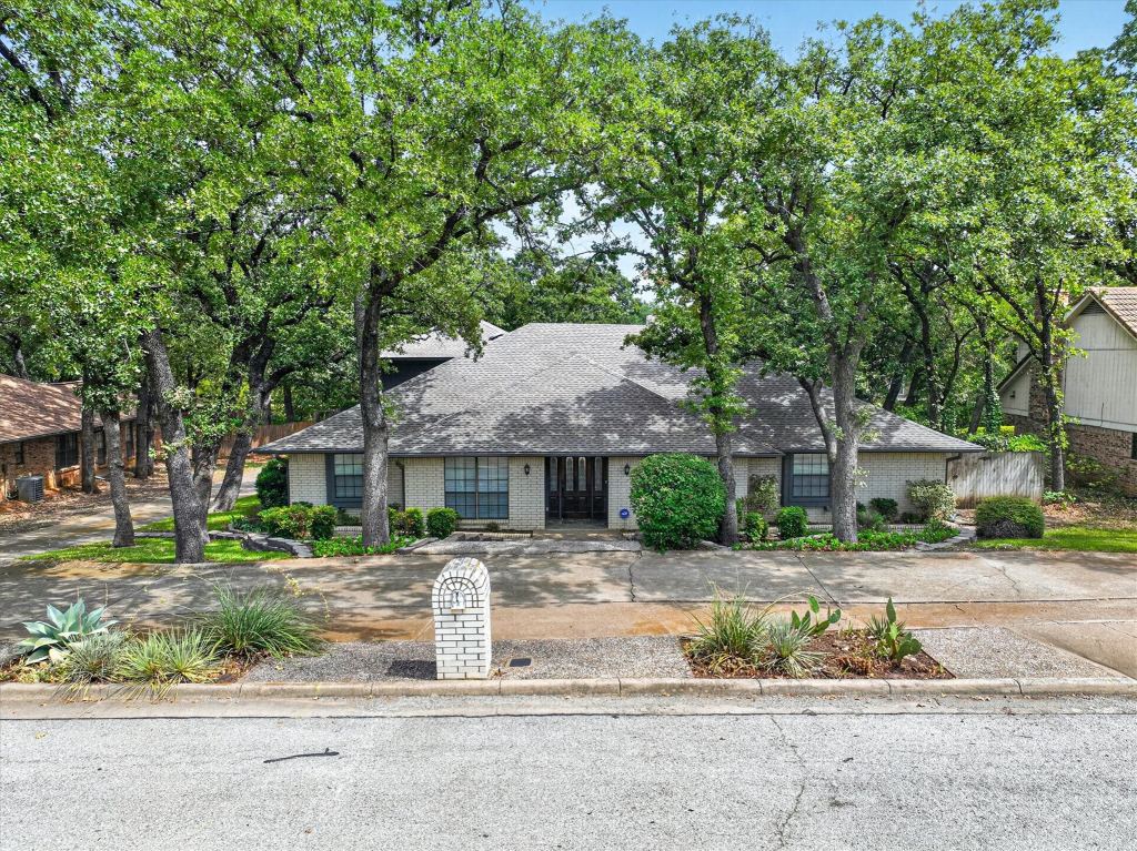 2201 Adams Drive, Arlington, TX 76011 — photo 1