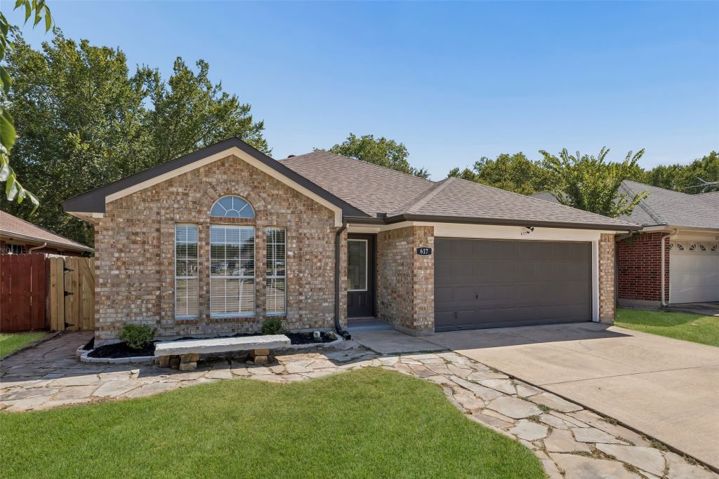 617 Forest Oaks Drive, Grand Prairie, TX 75052 — photo 1