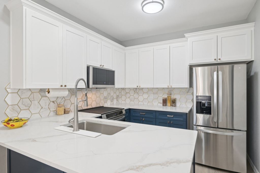 209 Cimarron Trail 6, Irving, TX 75063 — photo 1