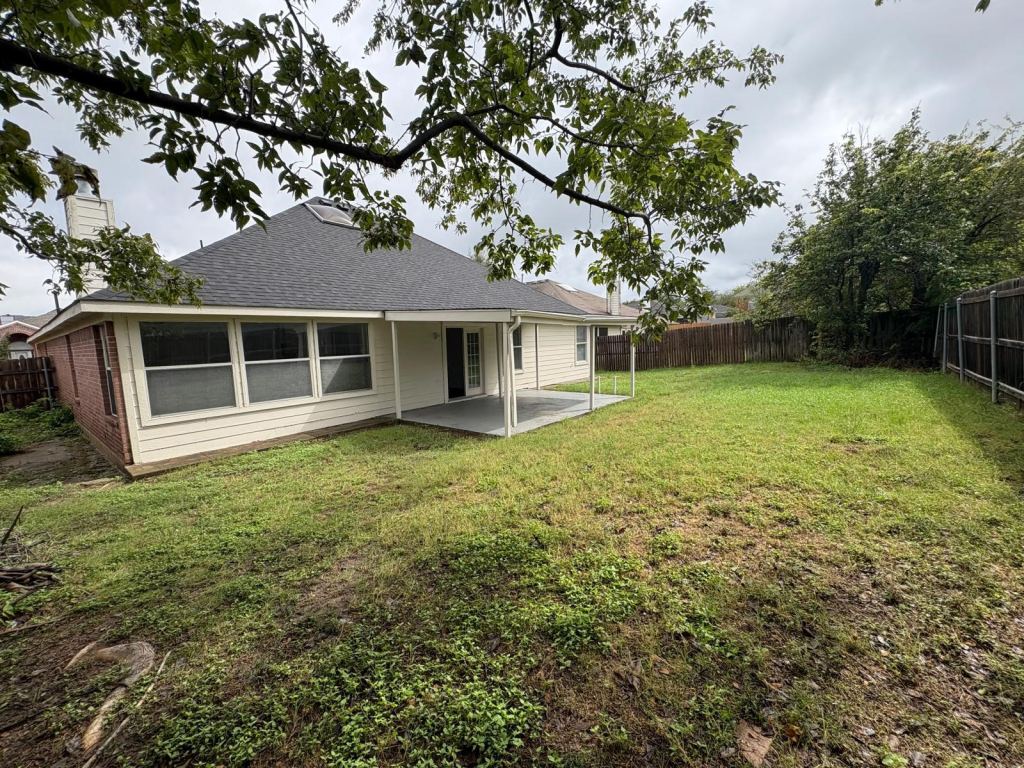 6426 St Leonard Drive, Arlington, TX 76001 — photo 1