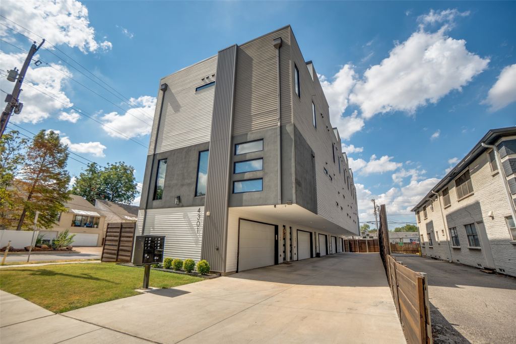 4301 Bowser Avenue 104