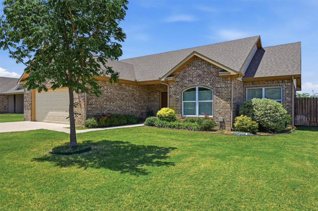 816 E Northside Drive, Pilot Point, TX 76258 — photo 1