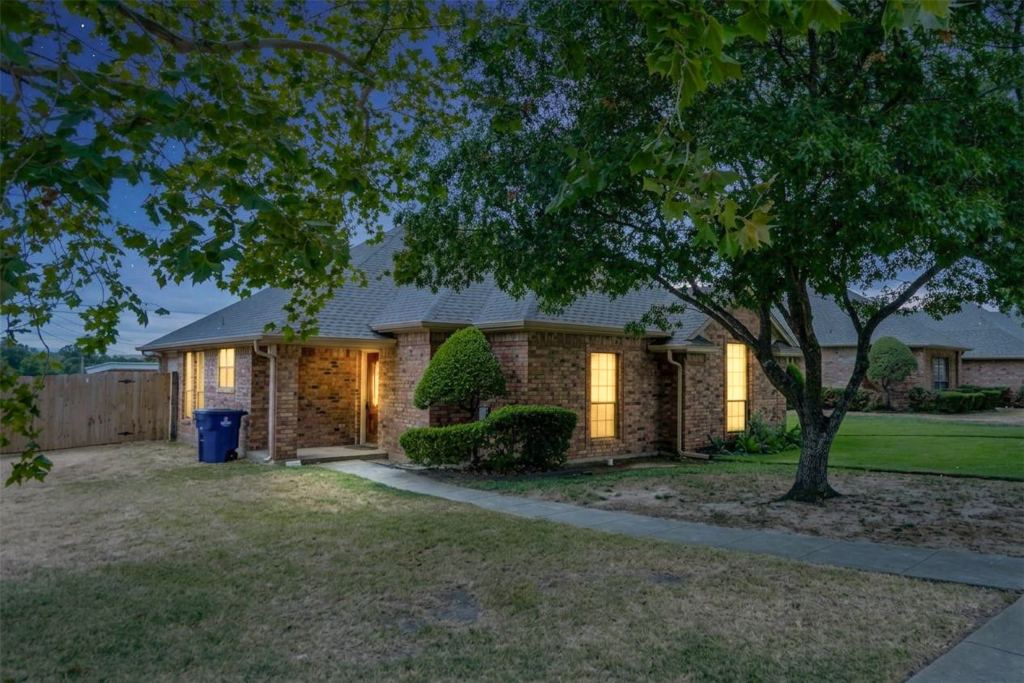 1609 W Jamestown Drive, Ennis, TX 75119 — photo 1