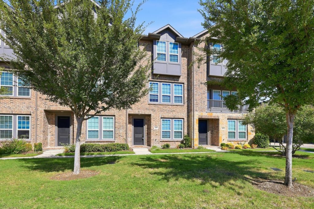 695 Vista Del Lago Drive, Lewisville, TX 75067 — photo 1