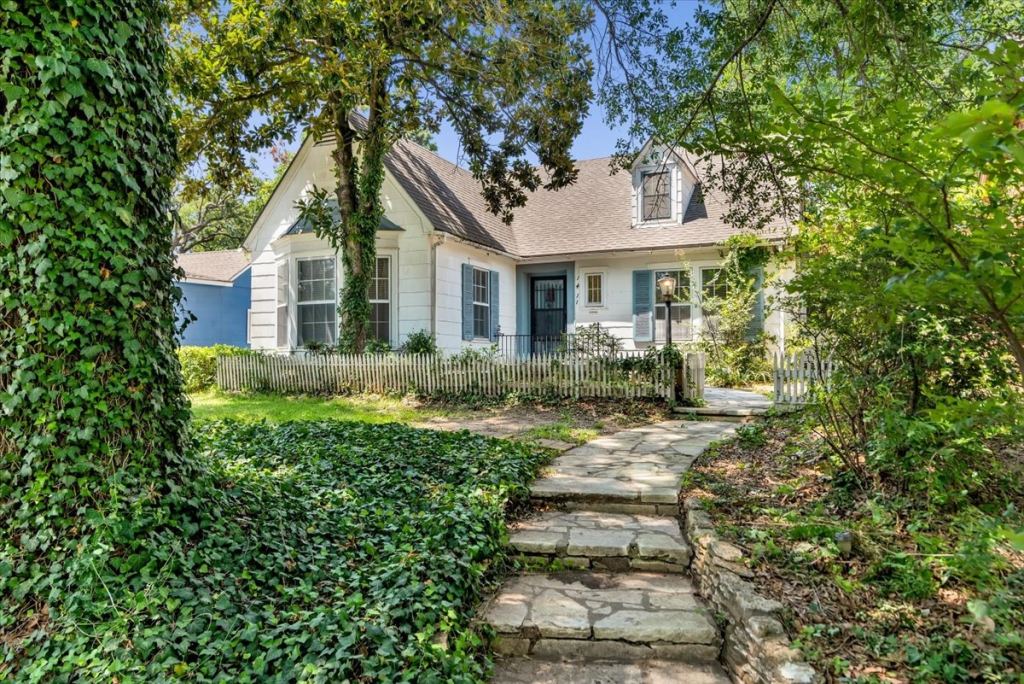 1411 Main Street, Denison, TX 75020 — photo 1