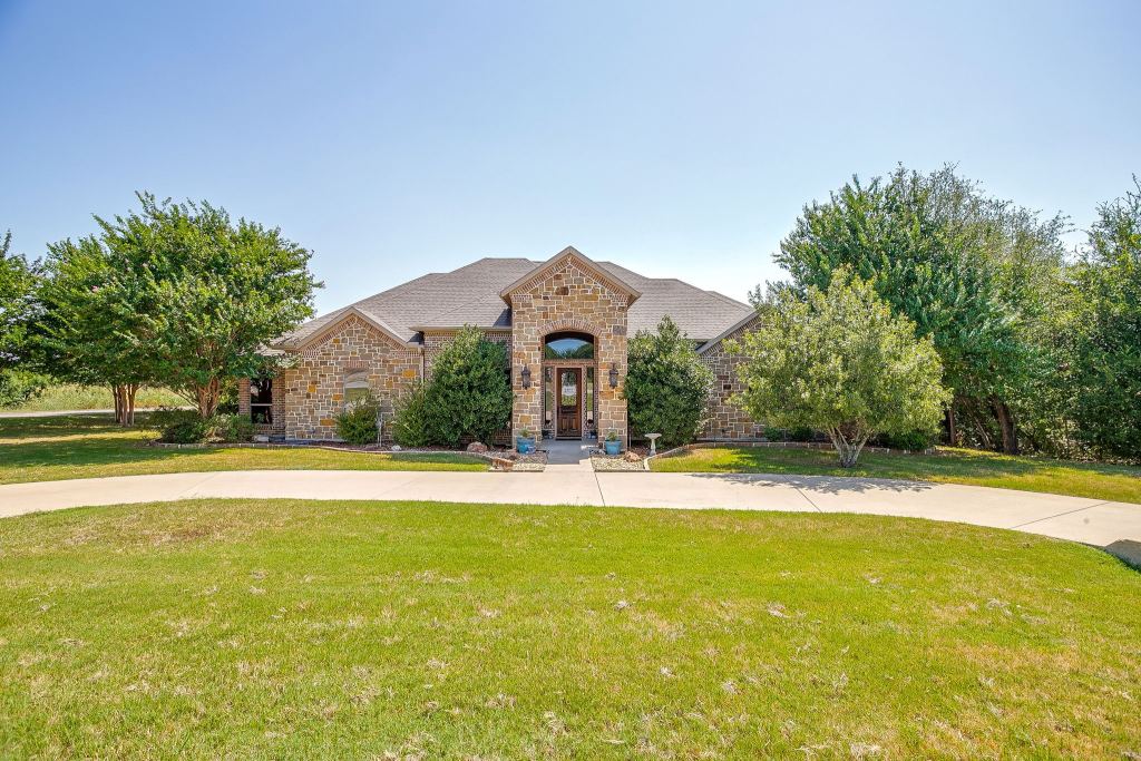 8401 Fullerton Drive, Cleburne, TX 76033 — photo 1