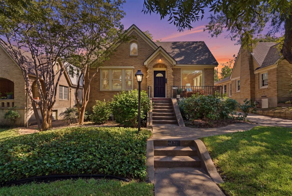 1138 N Edgefield Avenue, Dallas, TX 75208 — photo 1