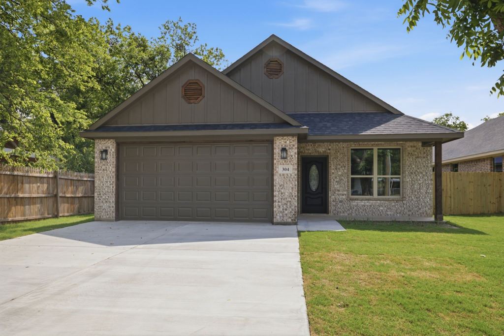 304 Evans Street, Cleburne, TX 76031 — photo 1
