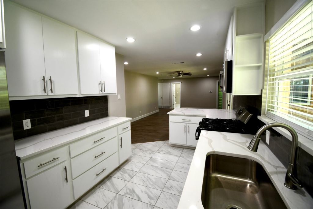 1015 Mitchell Road, Irving, TX 75060 — photo 1