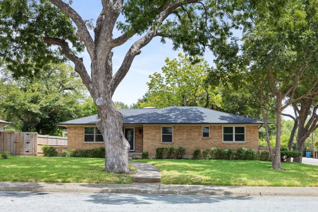 600 N Young Boulevard, DeSoto, TX 75115 — photo 1
