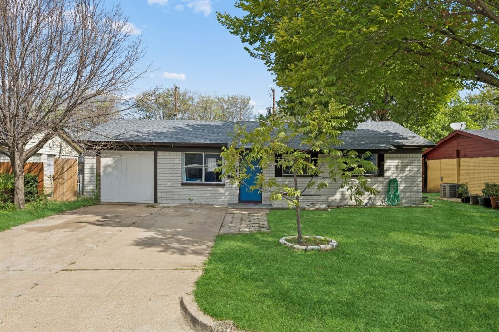 812 W Barron Avenue, Everman, TX 76140 — photo 1