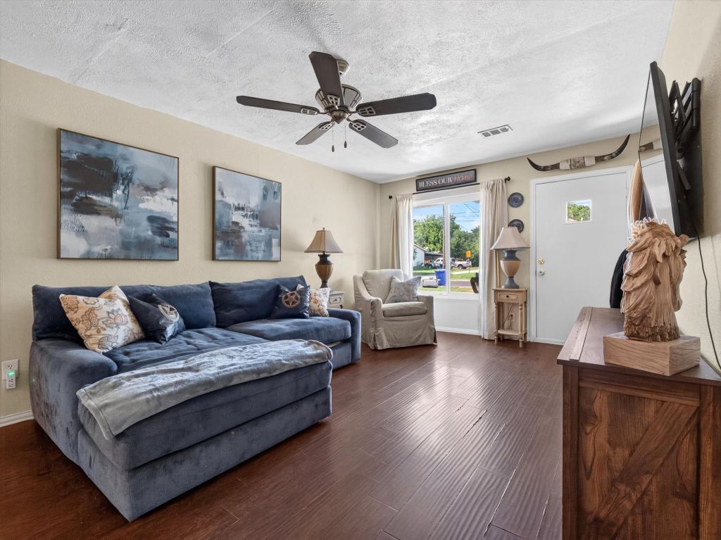 626 E South Street, Whitesboro, TX 76273 — photo 1