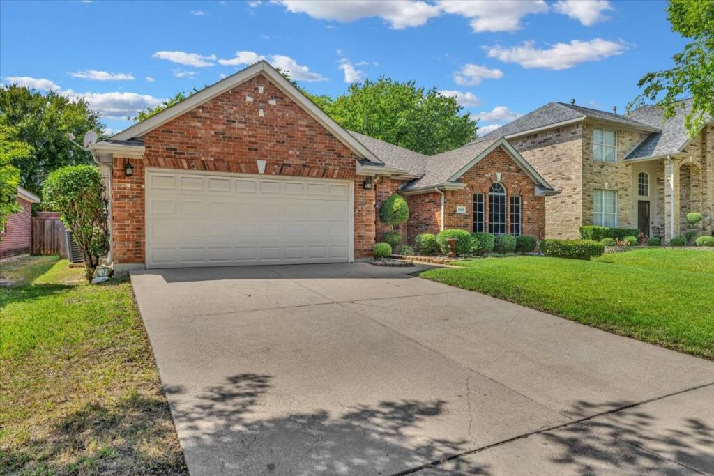 4825 Gloucester Drive, Grand Prairie, TX 75052 — photo 1