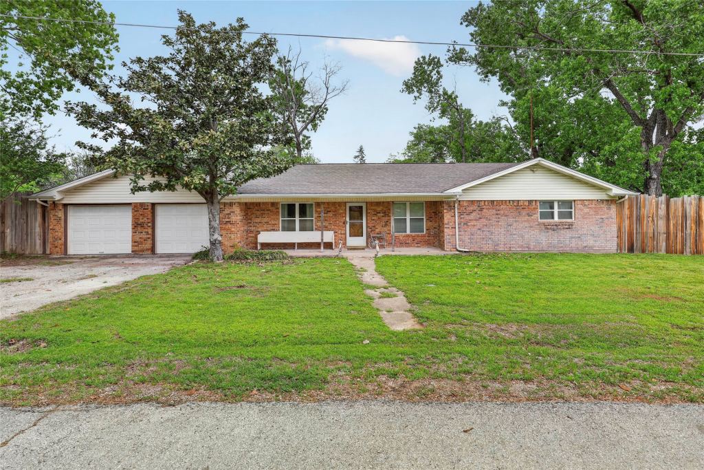 702 El Camino Real, Chico, TX 76431 — photo 1